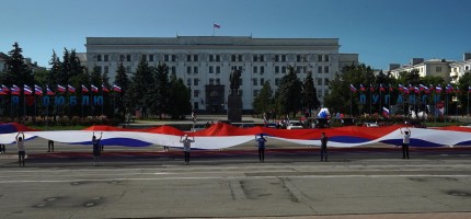 Луганск автономиялық құқыққа ие болған республика ретінде Ресей құрамына кіреді