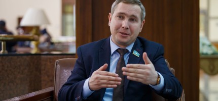 «Жеке пәтерім жоқ»: Мәжіліс депутаты қазіргі жағдайы туралы айтты (видео)