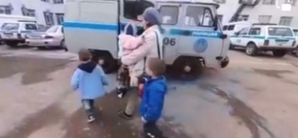 11 айлық бала бар: Оралда жалғызбасты ана аялдамада түнеп жүр