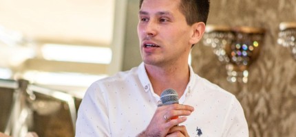 Ұлтшылдық белгісі: Қазақ тіліне тіл тигізген бизнесмен тұтынушыларынан айырылуда