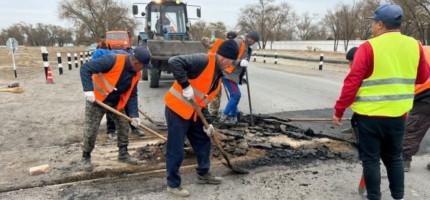 Үштөбе: Темір жол рельстерінің үстінен асфальт төсеп тастаған