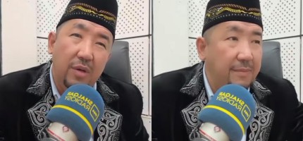 Имам желіде анасының аяғын жуып, жариялайтындарды сынап тастады (ВИДЕО)