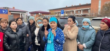 Үш ай жалақы жоқ: Атырауда медбикелер митингке шықты