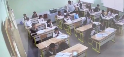 Бастауыш сынып мұғалімі үй тапсырмасына көңілі толмай сынып оқушыларын сабап тастады