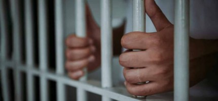 «Темірмен ұрған»: Атырауда жалғыз адамды азаптап өлтірген сегіз қылмыскер сотталды
