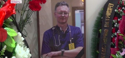 Такси жүргізушісі сотта Алматыда дәрігерді атып өлтірген күдікті туралы айтып берді