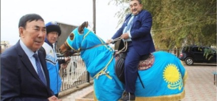Депутатқа Қазақстан туы жабылған жылқы берілген