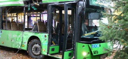 Соқтығысқан екі автобустың арасында тірі қалған жолаушының видеосы жарияланды (ВИДЕО)