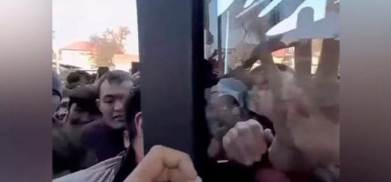 Шымкентте арзан киімге таласқандар бір-бірін тапап кете жаздады
