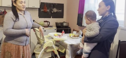 Сәбиін қолына ұстап, такси жүргізген анаға Астанадан пәтер сыйға берілмек