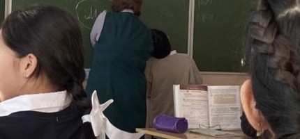 Ақтөбелік мұғалім ер баланың шашынан тартып, бантик таққан