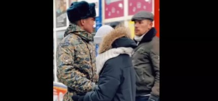 Күйеуінен қашқан әйелді құтқарған сарбаз желі жұлдызына айналды (ВИДЕО)