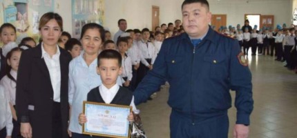 Атырауда суға батқан балаларды құтқарған 8 жасар оқушы марапатталды