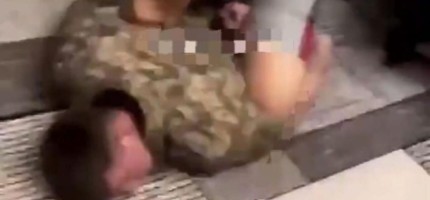 Жас сарбаз бірнеше әйелді соққыға жыққан (ВИДЕО)