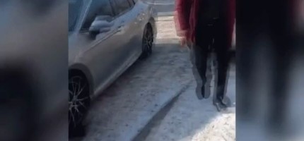 Желіде көлік ұрлаған жігіт ұсталып қалып, өзін пышақтаған видеосы пайда болды