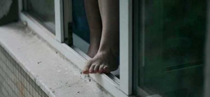 Таразда 19 жастағы бойжеткен бесінші қабаттан секіріп кетті