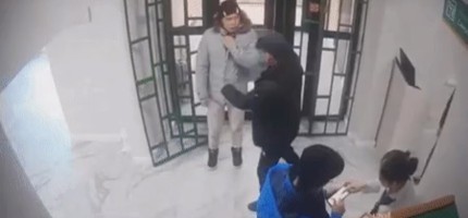 Ақтауда ер адам банкке келушілерге пышақпен шабуыл жасаған