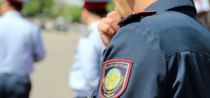 Астанада полиция қызметкеріне пара бермек болған видео тарады
