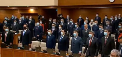Депутаттар мәжіліс отырысын бір минут үнсіздікпен бастады