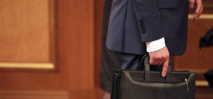 Жемқорлық дауынан соң бірнеше жоғары лауазымды шенеунік отставкаға кетті
