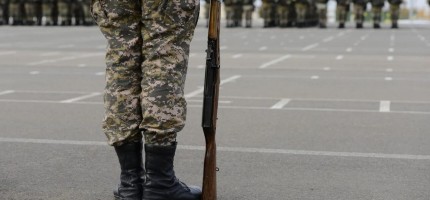18 жастағы сарбаз ескерту жасағаны үшін соққыға жығылды