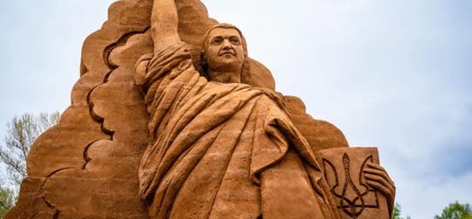 Эстонияда Зеленскийге арналған үлкен ескерткіш бой көтерді