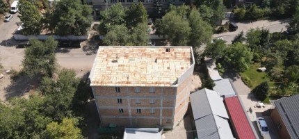 Алматыда заңсыз салынып жатқан әкімшілік орталық сүріледі