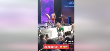 Жайдарманшылар сахнада іш киіммен шығып, алғыс айтқан (ВИДЕО)
