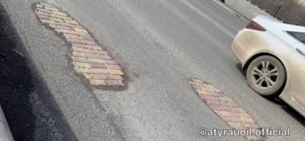 Атырауда асфальттағы шұрық тесіктерге кірпіш төселген