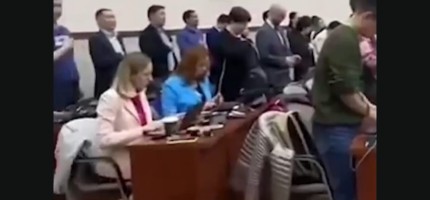 Әнұран шырқалғанда орнынан тұрмаған екі тілшінің басы дауға қалды (ВИДЕО)