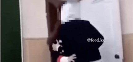 11-сынып оқушысы мұғалімін сыныптан итеріп шығарып жіберді