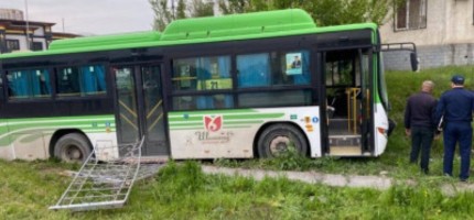 Жүргізушісі жоқ автобус 6 адамды қағып кетті (ВИДЕО)
