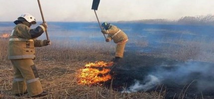 Атырауды каспий жағалауынан шыққан өрттің түтіні басты