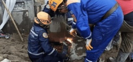 Жұмысшының бір аяғы бетон араластырғышта қалып қойған