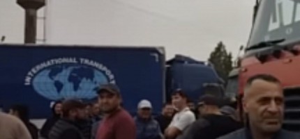 Құлжа тас жолын жүк көлігі жүргізушілері жауып тастады