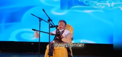 Екі жасында сахнада домбырамен ән салған бүлдіршін жұртты тәнті етті (ВИДЕО)