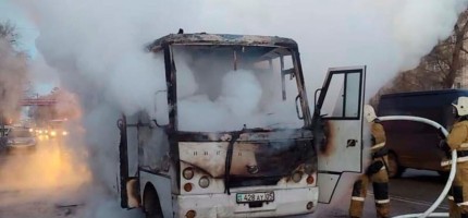 16 мектеп оқушысы болған мектеп автобусы өртеніп кетті