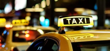 Алматыда такси жүргізушісі шетелдікті қонақүйге 45 мың теңгеге жеткізген