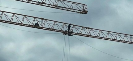 Астана тұрғыны құрылыс кранына шығып, өзін өртемек болды