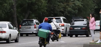 Қазақстанда такси жүргізушілері мен курьерлер салық төлеуге міндеттеледі