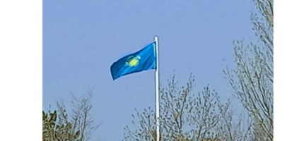 Астанада мемлекеттік туды төңкеріп іліп қойған