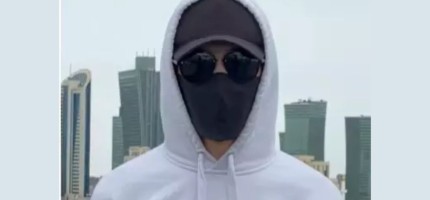 Қара бетперделі жігіт мүгедек балалары бар анаға пәтер сыйлады