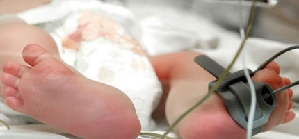 Анасы табылды: Орал дәрігерлері қоқыстан табылған нәрестенің жағдайын айтты