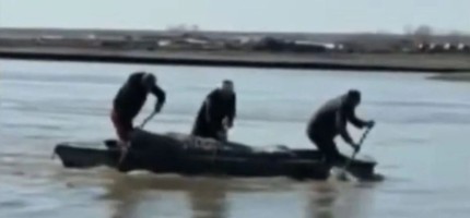 Су басқан өңірде тұрғындар қайтыс болғандарды қайықпен тасып жүр