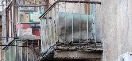 Әйелін балконнан итеріп жіберген ер адамға сот үкімі шықты