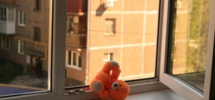 Көпқабатты үйдің терезесінен құлаған 2 жасар қыз аман қалды