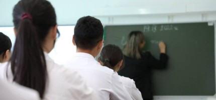 «Жалақы аз»: Мыңдаған мұғалім ереуілге шықты
