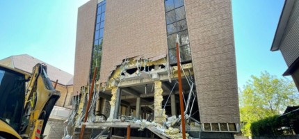 Алматыда заңсыз салынған тағы бір ғимарат сүрілді