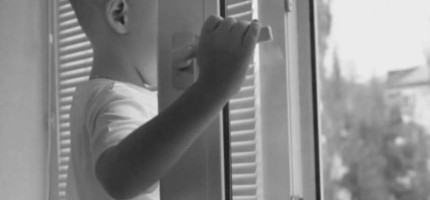 Қарағандыда 2 жасар бала жетінші қабаттан құлап кетті