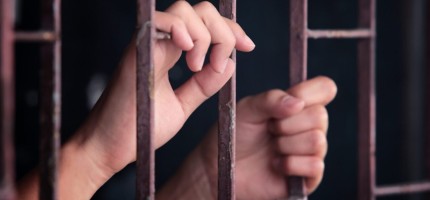 Леңгір қаласында қыздарын аяусыз жазалаған әйел 6 жылға сотталды
